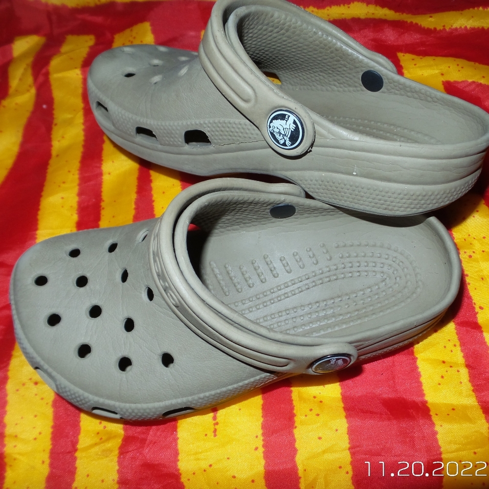Kids Tan Crocs size 10/11